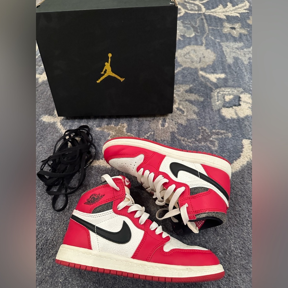 NIKE Little Kids Jordan 1 Retro High OG, size 1 - Picture 3 of 5